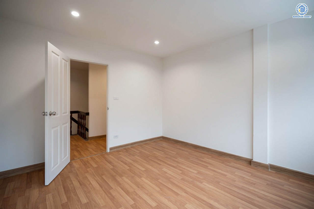 บ้านมือสองตกแต่งใหม่ โครงการ มิตรรุ่งเรือง จรัญสนิทวงศ์ เนื้อที่ 27 ตร.ว. ฟังก์ชัน 3 ห้องนอน 2 ห้องน้ำ จอดรถได้ 1 คัน บนทำเลศักยภาพ เชื่อมต่อหลายเส้นทาง ใกล้จุดขึ้นทางด่วน "ศรีรัช" และรถไฟฟ้าสายสีน้ำเงิน "สถานีไฟฉาย"